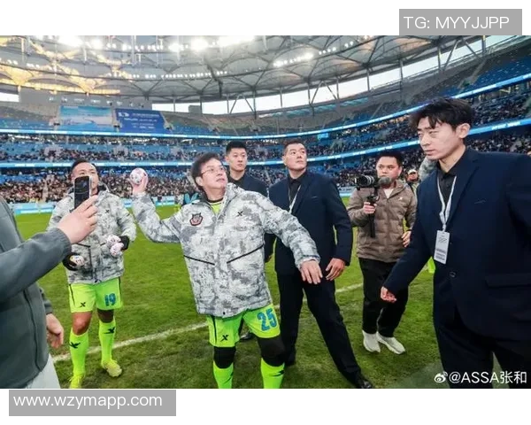 香港足球明星队谭咏麟携手球迷共创辉煌足球盛宴展现无限激情与团结精神